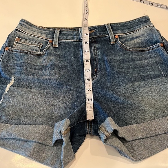 Level 99 3 1/2” Inseam Cuffed High Rise Shorts Size 29 - Picture 6 of 16